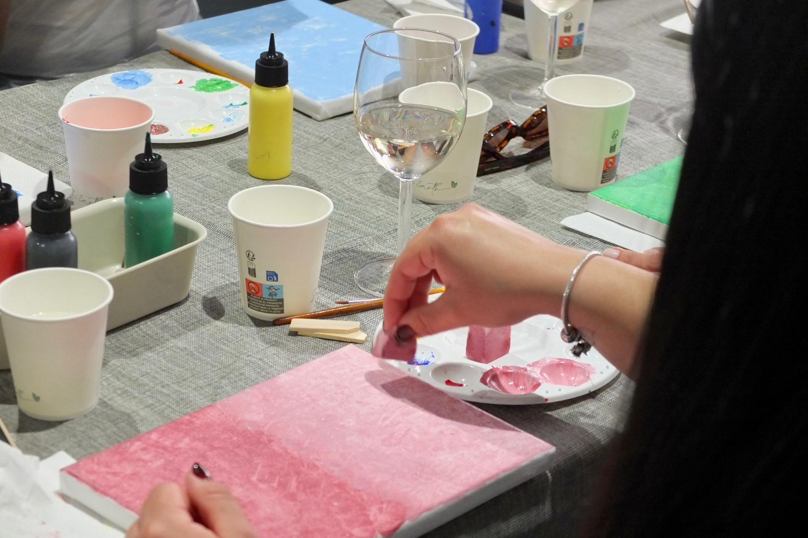 Materiales del taller: pinturas, paleta y copa de vino